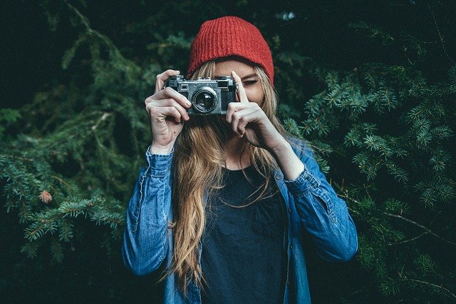 Chica tomando una foto